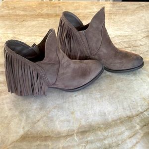 Not Rated Women’s fringe bootie. 1 3/4” wood heel. Size 10. Taupe.